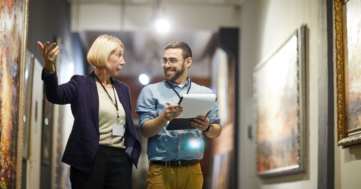 Museumsgalerie Mann und Frau Gespräch