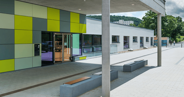 Türen in Kindergärten in jede Richtung sichern