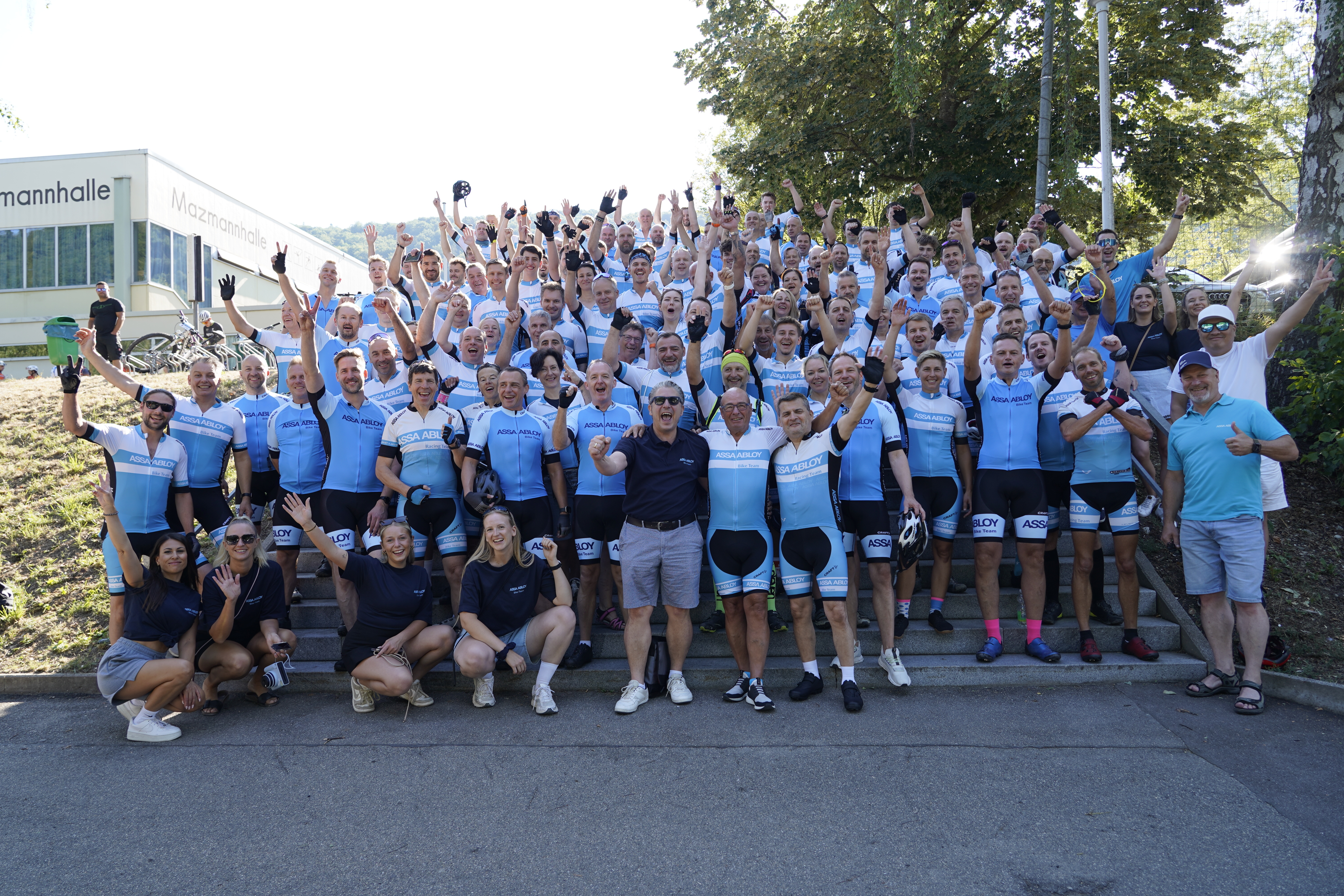 ASSA ABLOY Bike Team jubelt auf dem Gruppenbild